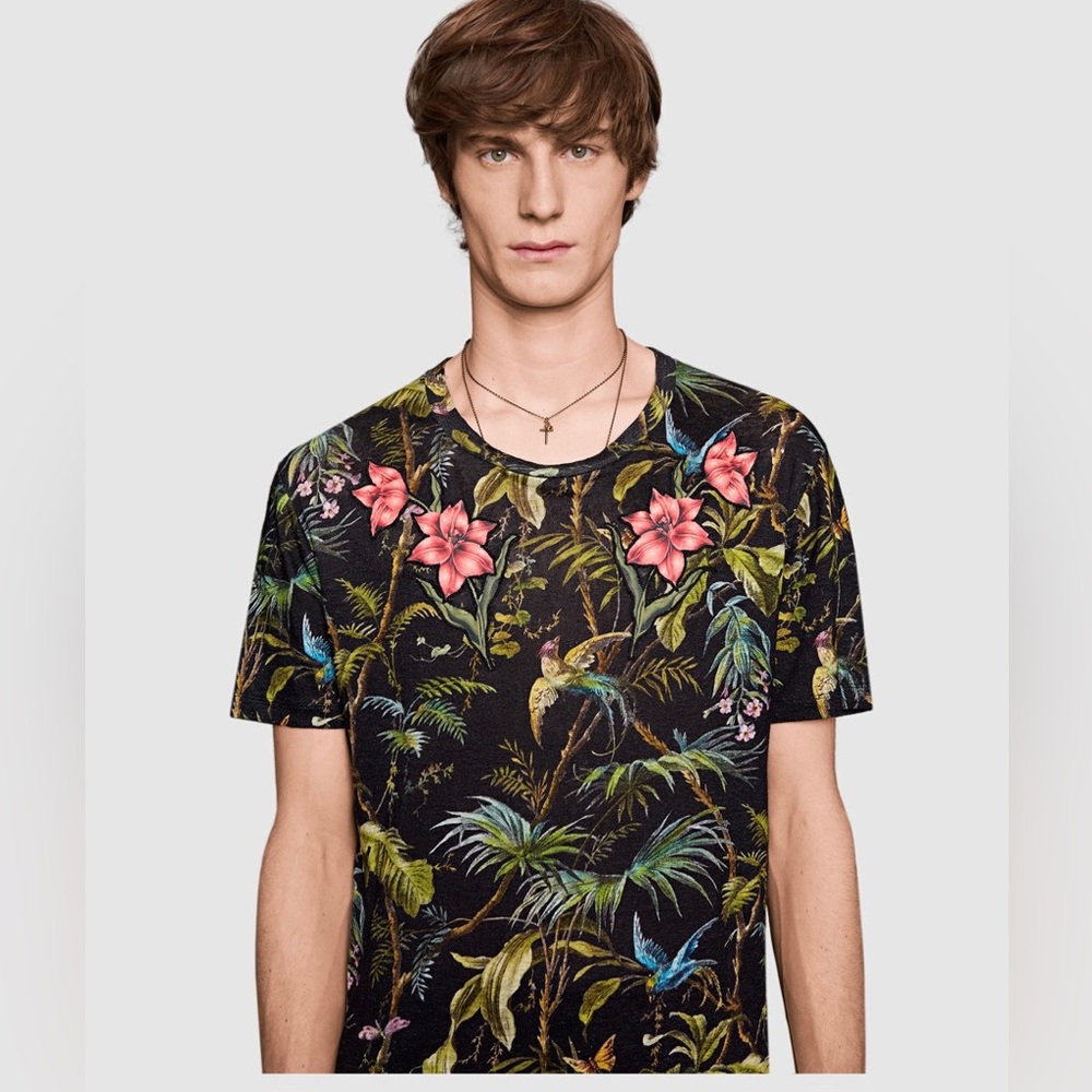 GUCCI Men’s Jungle print linen t-shirt with flower appliqué.